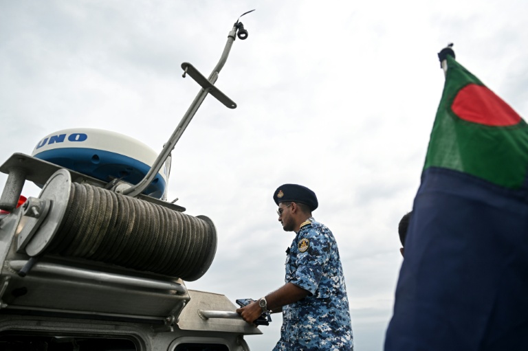 Le lieutenant des garde-côtes Mohammad Rawnak Rahman lors d'une patrouille sur le fleuve Naf, près de Cox's Bazar, le 21 juin 2026 au Bangladesh