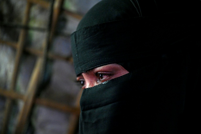 La réfugiée rohingya Rahela Begum, qui a passé deux jours et une nuit à la dérive en mer d'Andaman, accrochée à une planche de bois, avant d'être secourue, pleure lors d'un entretien avec l'AFP au camp de réfugiés de Kutupalong, à Cox's Bazar, le 20 juin 2026 au Bangladesh
