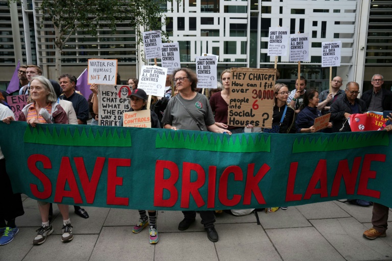 Manifestation contre l'approbation d'un centre de données prévu dans les plans de réaménagement du quartier de Brick Lane, le 4 septembre 2026 à Londres