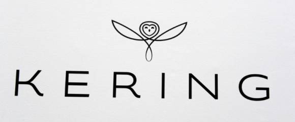 Le groupe français de luxe Kering, malmené depuis plusieurs années, vend sa division Beauté à son compatriote L'Oréal pour 4 milliards d'euros, ce qui devrait lui permettre de réduire son endettement et continuer son redressement Le groupe français de luxe Kering, malmené depuis plusieurs années, vend sa division Beauté à son compatriote L'Oréal pour 4 milliards d'euros, ce qui devrait lui permettre de réduire son endettement et continuer son redressement