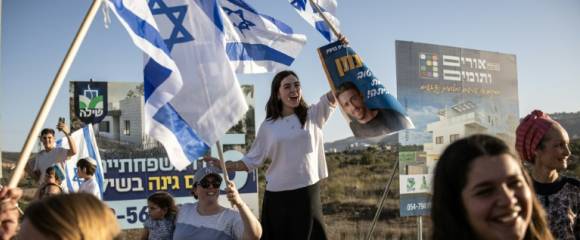 Des Israéliens acclament l'ex-otage à Gaza, Avinatan Or, dans la colonie Shiloh de Cisjordanie, le 21 octobre 2025. Des Israéliens acclament l'ex-otage à Gaza, Avinatan Or, dans la colonie Shiloh de Cisjordanie, le 21 octobre 2025.