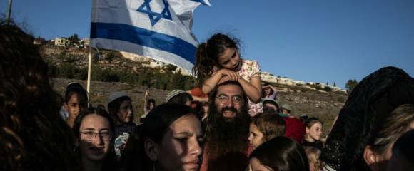 Des Israéliens sont venus fêter le retour de l'ex-otage à Gaza, Avinatan Or, dans la colonie Shiloh de Cisjordanie, le 21 octobre 2025. Des Israéliens sont venus fêter le retour de l'ex-otage à Gaza, Avinatan Or, dans la colonie Shiloh de Cisjordanie, le 21 octobre 2025.