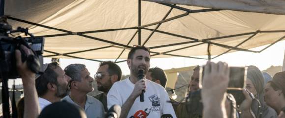 L'ex-otage israélien à Gaza, Avinatan Or, s'exprime devant la foule dans la colonie de Shiloh en Cisjordanie, le 21 octore 2025. L'ex-otage israélien à Gaza, Avinatan Or, s'exprime devant la foule dans la colonie de Shiloh en Cisjordanie, le 21 octore 2025.