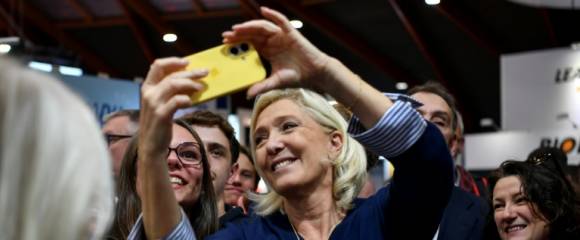 La cheffe de file du Rassemblement nationale, Marine Le Pen, fait un selfie avec des personnes lors du congrès des sapeurs-pompiers au Mans, le 10 octobre 2025 dans la Sarthe La cheffe de file du Rassemblement nationale, Marine Le Pen, fait un selfie avec des personnes lors du congrès des sapeurs-pompiers au Mans, le 10 octobre 2025 dans la Sarthe