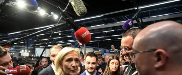 La cheffe de file du Rassemblement nationale, Marine Le Pen, parle avec des exposants lors du congrès des sapeurs-pompiers au Mans, le 10 octobre 2025 dans la Sarthe La cheffe de file du Rassemblement nationale, Marine Le Pen, parle avec des exposants lors du congrès des sapeurs-pompiers au Mans, le 10 octobre 2025 dans la Sarthe