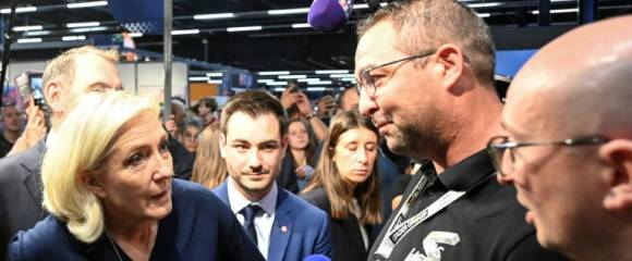 La cheffe de file du Rassemblement nationale, Marine Le Pen, parlent avec des exposants lors du congrès des sapeurs-pompiers au Mans, le 10 octobre 2025 dans la Sarthe La cheffe de file du Rassemblement nationale, Marine Le Pen, parlent avec des exposants lors du congrès des sapeurs-pompiers au Mans, le 10 octobre 2025 dans la Sarthe