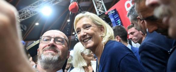 La cheffe de file du Rassemblement nationale, Marine Le Pen, fait un selfie avec un exposant lors du congrès des sapeurs-pompiers au Mans, le 10 octobre 2025 dans la Sarthe La cheffe de file du Rassemblement nationale, Marine Le Pen, fait un selfie avec un exposant lors du congrès des sapeurs-pompiers au Mans, le 10 octobre 2025 dans la Sarthe