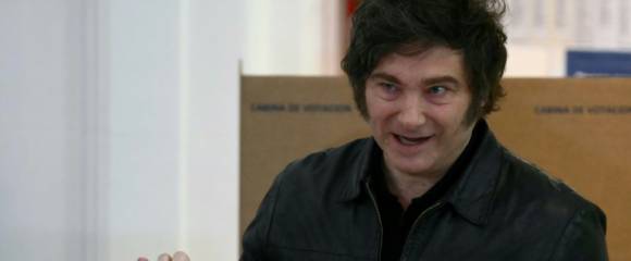 Le président argentin Javier Milei vote à Buenos Aires lors des élections législatives de mi-mandat, le 26 octobre 2025 Le président argentin Javier Milei vote à Buenos Aires lors des élections législatives de mi-mandat, le 26 octobre 2025
