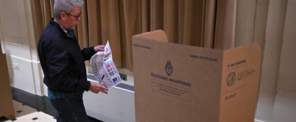 Un électeur vote aux législatives de mi-mandat en Argentine, le 26 octobre 2025 à Buenos Aires Un électeur vote aux législatives de mi-mandat en Argentine, le 26 octobre 2025 à Buenos Aires