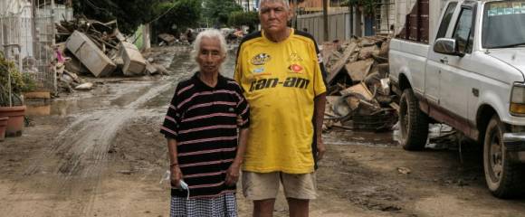 Hilario Reynosa et son épouse Elodia Reyes à Poza Rica, le 15 octobre 2025 après avoir survécu aux inondations dans le quartier de Morelos, piégés par le débordement de la rivière Cazones, dans l'État de Veracruz, au Mexique Hilario Reynosa et son épouse Elodia Reyes à Poza Rica, le 15 octobre 2025 après avoir survécu aux inondations dans le quartier de Morelos, piégés par le débordement de la rivière Cazones, dans l'État de Veracruz, au Mexique