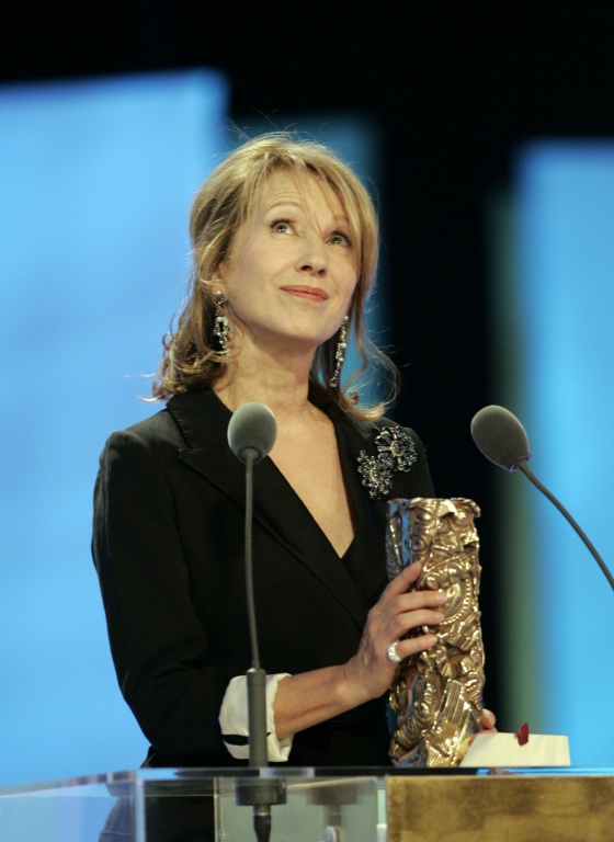 L'actrice Nathalie Baye pose après avoir remporté le César de la meilleur actrice pour "Le petit lieutenant", le 25 février 2006 à Paris