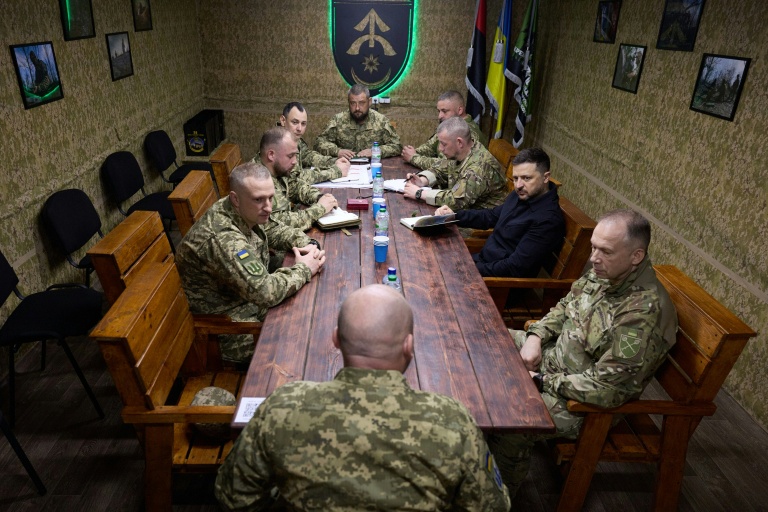 Photo fourni le 8 mai 2026 par la présidence ukrainienne montrant le président Zelensky avec le chef des forces armées Oleksandr Syrsky (droite) dans la région de Dnipropetrovsk