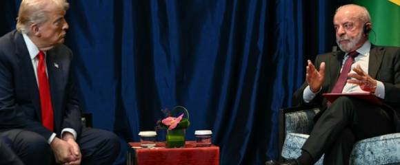 Le président américain Donald Trump (à gauche) et son homologue brésilien Luiz Inacio Lula da Silva (à droite) en marge du 47e sommet de l'Asean à Kuala Lumpur le 26 octobre 2025. Le président américain Donald Trump (à gauche) et son homologue brésilien Luiz Inacio Lula da Silva (à droite) en marge du 47e sommet de l'Asean à Kuala Lumpur le 26 octobre 2025.