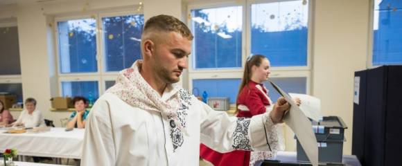 Des électeurs en costume traditionnel votent lors des législatives à Sardice, le 3 octobre 2025 en République tchèque Des électeurs en costume traditionnel votent lors des législatives à Sardice, le 3 octobre 2025 en République tchèque