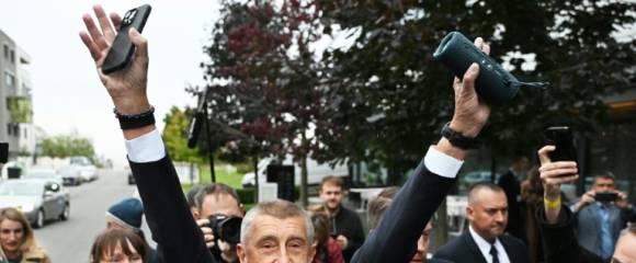 Andrej Babis à son arrivée devant ses partisans à Prague, en République tchèque, après les résultats des législatives le 4 octobre 2025. Andrej Babis à son arrivée devant ses partisans à Prague, en République tchèque, après les résultats des législatives le 4 octobre 2025.