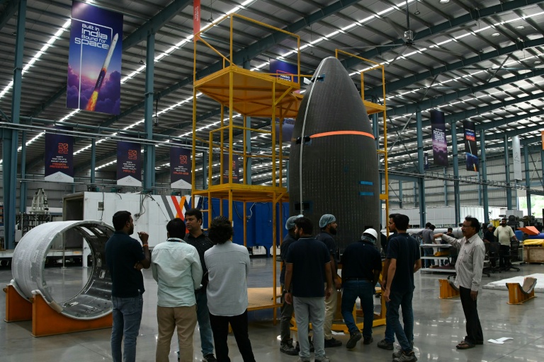 Une maquette de fusée dans les entrepôts de l'entreprise Skyroot Aerospace, en périphérie d'Hyderabad, le 7 juillet 2026 en Inde