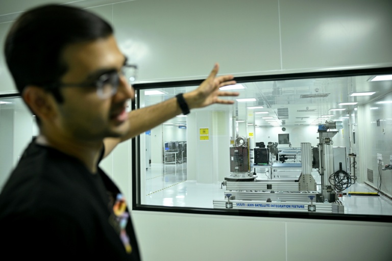 Awais Ahmed, fondateur et PDG de Pixxel Space Technologies, inspecte une salle blanche utilisée pour l'intégration de satellites dans les bureaux de son entreprise à Bangalore, le 16 avril 2026 en Inde