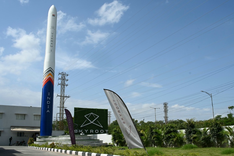 Une maquette de la fusée orbitale Vikram-1 à l'entrée de l'entreprise Skyroot Aerospace, en périphérie d'Hyderabad, le 7 juillet 2026 en Inde