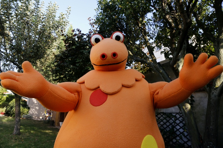 Yves Brunier, cocréateur et interprète de Casimir, porte le costume du célèbre dinosaure à Saint-Maur-des-Fossés, près de Paris, le 16 septembre 2014
