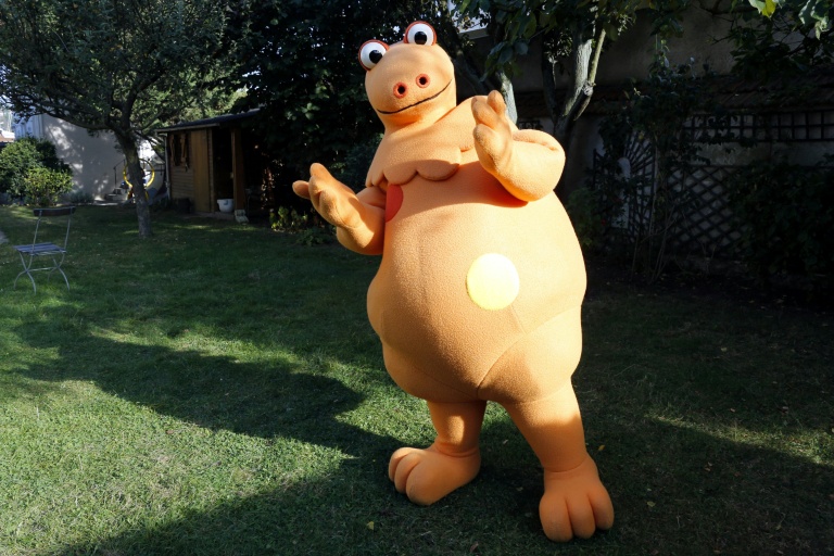 Yves Brunier, cocréateur et interprète de Casimir, porte le costume du célèbre dinosaure à Saint-Maur-des-Fossés, près de Paris, le 16 septembre 2014
