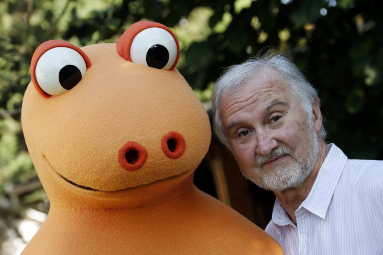 Yves Brunier, cocréateur et interprète de Casimir, avec le costume du célèbre dinosaure à Saint-Maur-des-Fossés, près de Paris, le 16 septembre 2014