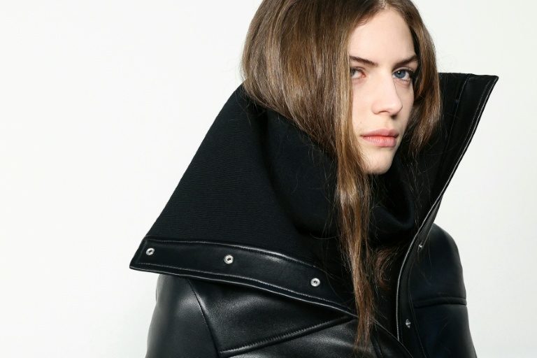 Une mannequin présente un modèle du défilé Courrèges pour la Fashion week de Paris, le 4 mars 2026