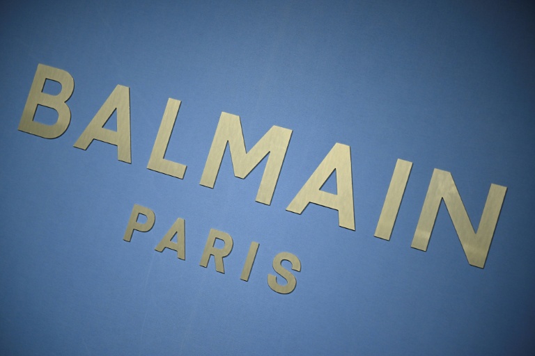 Un logo de Balmain lors de la Fashion Week de Paris, le 27 septembre 2023