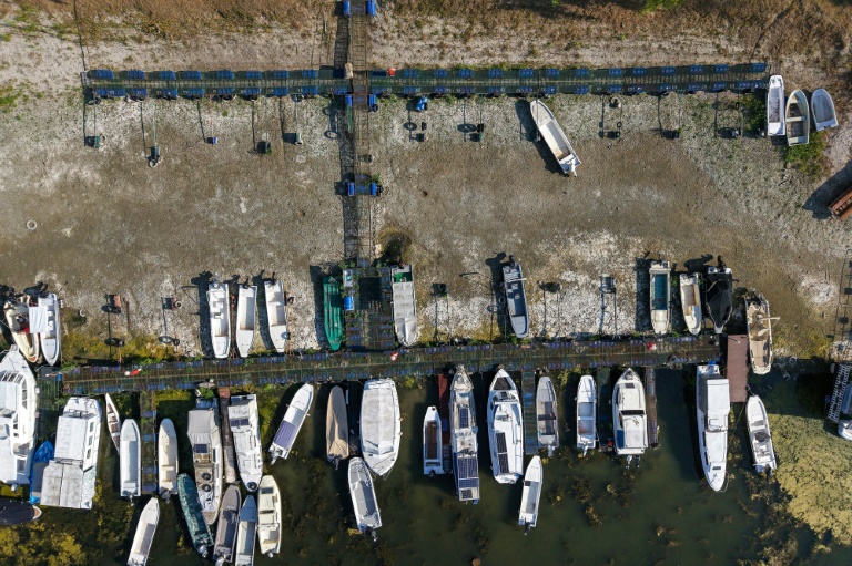 Vue aérienne de bateaux dans une zone asséchée le long du Danube, près de Novi Sad en Serbie, le 27 juillet 2026