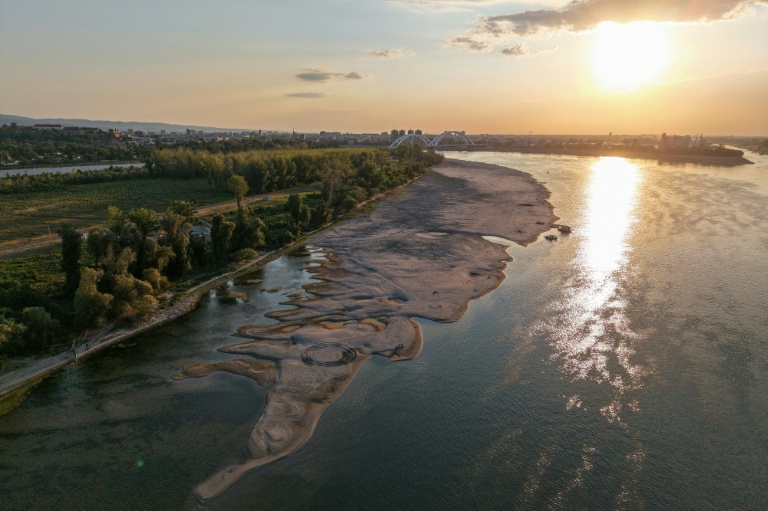 Vue aérienne de bancs de sable apparus dans les eaux du Danube au niveau anormalement bas, près de Novi Sad en Serbie, le 27 juillet 2026