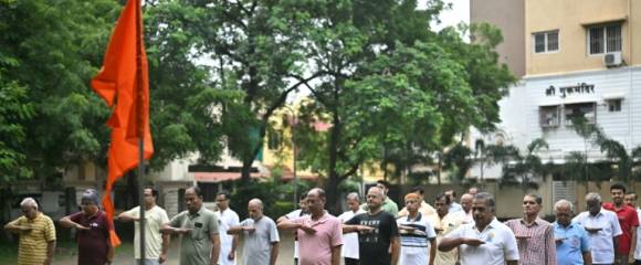 Des membres du "RSS" saluent le drapeau orange de l'organisation avant des exercices matinaux, dans un parc de Nagpur, le 3 octobre 2025 Des membres du "RSS" saluent le drapeau orange de l'organisation avant des exercices matinaux, dans un parc de Nagpur, le 3 octobre 2025