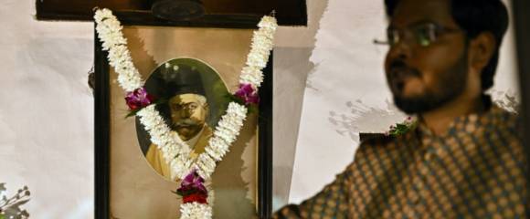 Un membre du "RSS" devant un portrait du fondateur du mouvement ultranationaliste hindou, le Dr. Keshav Baliram Hedgewar, dans sa maison de Nagpur, le 1er octobre 2025 Un membre du "RSS" devant un portrait du fondateur du mouvement ultranationaliste hindou, le Dr. Keshav Baliram Hedgewar, dans sa maison de Nagpur, le 1er octobre 2025