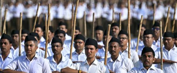 Des membres du "Rashtriya Swayamsevak Sangh" (RSS) lors des célébrations du centième anniversaire de l'organisation ultranationaliste hindoue à Nagpur, dans le centre de l'Inde, le 2 octobre 2025 Des membres du "Rashtriya Swayamsevak Sangh" (RSS) lors des célébrations du centième anniversaire de l'organisation ultranationaliste hindoue à Nagpur, dans le centre de l'Inde, le 2 octobre 2025