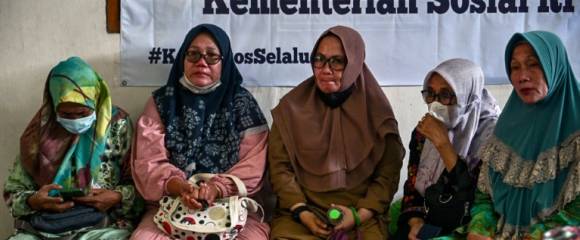 Des proches des écoliers disparus se rassemblent alors que les opérations de recherche et de sauvetage se poursuivent à l'internat islamique Al Khoziny à Sidoarjo, dans la province de Java oriental, le 1er octobre 2025 Des proches des écoliers disparus se rassemblent alors que les opérations de recherche et de sauvetage se poursuivent à l'internat islamique Al Khoziny à Sidoarjo, dans la province de Java oriental, le 1er octobre 2025