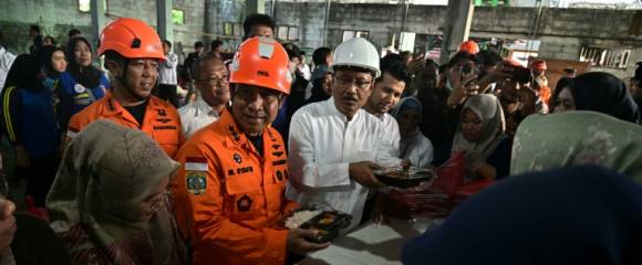 Mohammad Syafii (C), chef de l'Agence nationale de recherche et de sauvetage de l'Indonésie, accompagné de Saifullah Yusuf (centre D), ministre des Affaires sociales, inspecte une distribution de nourriture pour les proches des écoliers portés disparus après l'effondrement de l'école religieuse islamique Al Khoziny à Sidoarjo, dans la province de Java oriental, le 1er octobre 2025 Mohammad Syafii (C), chef de l'Agence nationale de recherche et de sauvetage de l'Indonésie, accompagné de Saifullah Yusuf (centre D), ministre des Affaires sociales, inspecte une distribution de nourriture pour les proches des écoliers portés disparus après l'effondrement de l'école religieuse islamique Al Khoziny à Sidoarjo, dans la province de Java oriental, le 1er octobre 2025