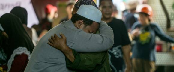 Des proches des écoliers disparus se confortent pendant que les opérations de recherche et de sauvetage se poursuivent à l'internat islamique Al Khoziny à Sidoarjo, dans la province de Java oriental, le 1er octobre 2025 Des proches des écoliers disparus se confortent pendant que les opérations de recherche et de sauvetage se poursuivent à l'internat islamique Al Khoziny à Sidoarjo, dans la province de Java oriental, le 1er octobre 2025