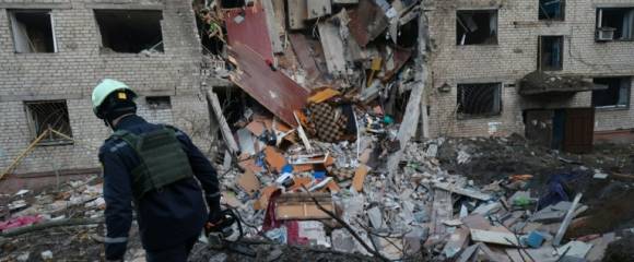 Un secouriste ukrainien au pied d'un immeuble touché par une attaque russe à Zaporijjia, en Ukraine, le 30 octobre 2025 Un secouriste ukrainien au pied d'un immeuble touché par une attaque russe à Zaporijjia, en Ukraine, le 30 octobre 2025