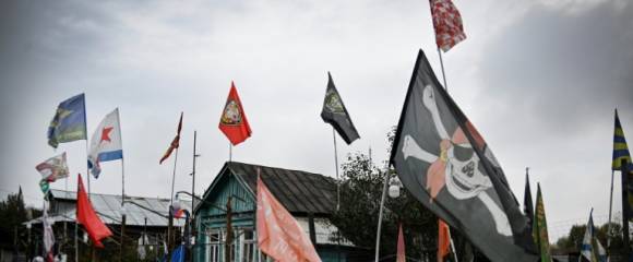 Des drapeaux de l'armée russe à vendre dans le village de Ozherelki, où vivent 96 personnes, à 80 km à l'est de Moscou, le 9 octobre 2025 Des drapeaux de l'armée russe à vendre dans le village de Ozherelki, où vivent 96 personnes, à 80 km à l'est de Moscou, le 9 octobre 2025
