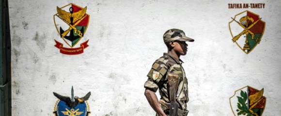 Au lendemain de sa prise de pouvoir, un soldat de l'unité Capsat surveille l'accès à sa base militaire à Antananarivo, le 15 octobre 2025 Au lendemain de sa prise de pouvoir, un soldat de l'unité Capsat surveille l'accès à sa base militaire à Antananarivo, le 15 octobre 2025
