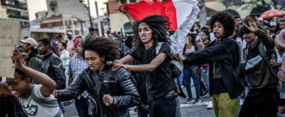 De jeunes habitants brandissent des drapeaux et dansent lors d'un concert de rock, célébrant la prise de pouvoir par l'armée à Antananarivo, le 14 octobre 2025 De jeunes habitants brandissent des drapeaux et dansent lors d'un concert de rock, célébrant la prise de pouvoir par l'armée à Antananarivo, le 14 octobre 2025