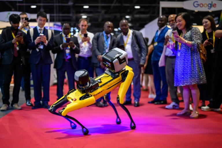 Des visiteurs photographient un robot de Boston Dynamics ressemblant à un chien, lors du Sommet mondial AI for Good", un événement des Nations unies, le 7 juillet 2026 à Genève