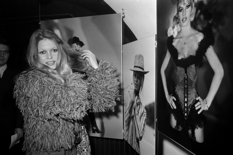 Brigitte Bardot inaugure l'exposition "100 photos de Brigitte Bardot", le 6 décembre 1971 à Paris