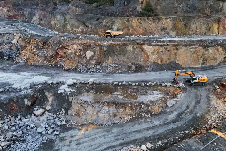 Vue aérienne de la carrière d'andalousite exploitée par Imerys à Glomel (Côtes d'Armor), le 5 novembre 2026