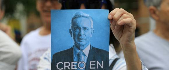 Un portrait de l'ancien président Alvaro Uribe lors d'un rassemblement de soutien à Medellin, le 7 août 2025 en Colombie Un portrait de l'ancien président Alvaro Uribe lors d'un rassemblement de soutien à Medellin, le 7 août 2025 en Colombie