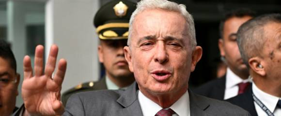 L'ancien président colombien Alvaro s'adresse à la presse à la fin de son procès à Bogota le 10 février 2025 L'ancien président colombien Alvaro s'adresse à la presse à la fin de son procès à Bogota le 10 février 2025