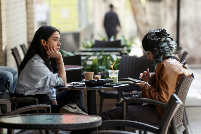Des jeunes femmes à la terrasse d'un café à Téhéran, le 21 avril 2026 en Iran
