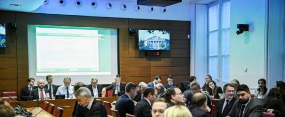 Des membres de la Commission des Finances réunis avant le début d'une séance d'examen du projet de loi de finances pour 2026, à l'Assemblée nationale à Paris, le 20 octobre 2025 Des membres de la Commission des Finances réunis avant le début d'une séance d'examen du projet de loi de finances pour 2026, à l'Assemblée nationale à Paris, le 20 octobre 2025