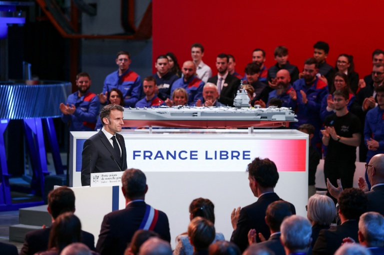 Le président français Emmanuel Macron lors de l'annonce du nom du futur porte-avions "France Libre", le 18 mars 2026 à Indre (Loire-atlantique)