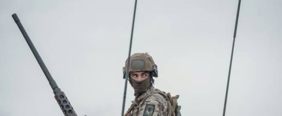 Un artilleur du 35 régiment d'artillerie parachutiste lors du démonstration des capacités des canons Caesar à Canjuers, dans le sud de la France, le 20 octobre 2025 Un artilleur du 35 régiment d'artillerie parachutiste lors du démonstration des capacités des canons Caesar à Canjuers, dans le sud de la France, le 20 octobre 2025