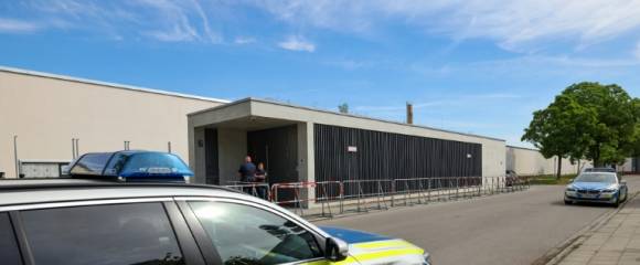 Des véhicules de police sont visibles devant le tribunal lors du procès de trois accusés soupçonnés d'espionnage pour le compte de Moscou et de préparation d'actes de sabotage à Munich, dans le sud de l'Allemagne, le 20 mai 2025 Des véhicules de police sont visibles devant le tribunal lors du procès de trois accusés soupçonnés d'espionnage pour le compte de Moscou et de préparation d'actes de sabotage à Munich, dans le sud de l'Allemagne, le 20 mai 2025