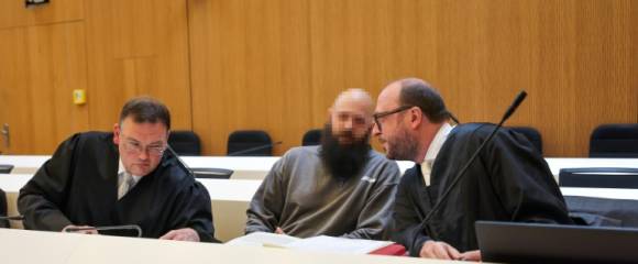 Le prévenu Dieter S. est assis entre ses avocats Stephan Schultheis (g) et Michael Loewe (d) à son arrivée au tribunal de Munich, dans le sud de l'Allemagne, le 20 mai 2025 Le prévenu Dieter S. est assis entre ses avocats Stephan Schultheis (g) et Michael Loewe (d) à son arrivée au tribunal de Munich, dans le sud de l'Allemagne, le 20 mai 2025